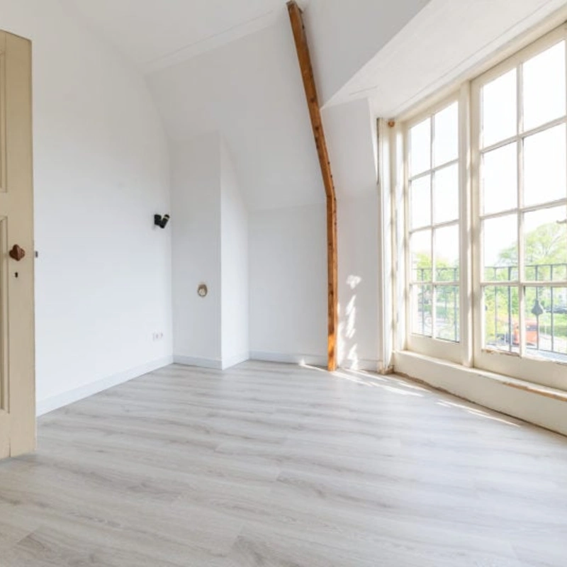 Durable vinyl click flooring for modern Dubai homes